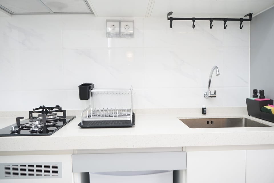 Room | Private kitchen | Fridge, stovetop, cookware/dishes/utensils