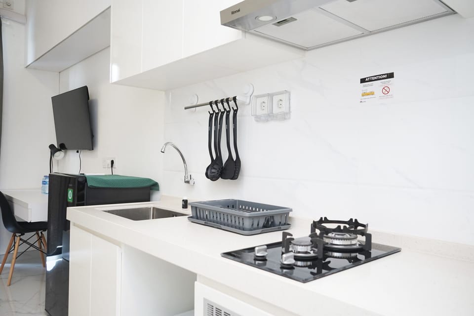 Fridge, microwave, stovetop, cookware/dishes/utensils