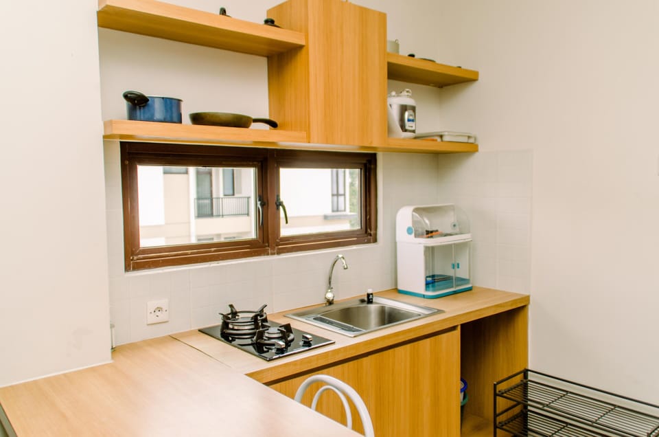Room | Private kitchen | Fridge, stovetop, cookware/dishes/utensils