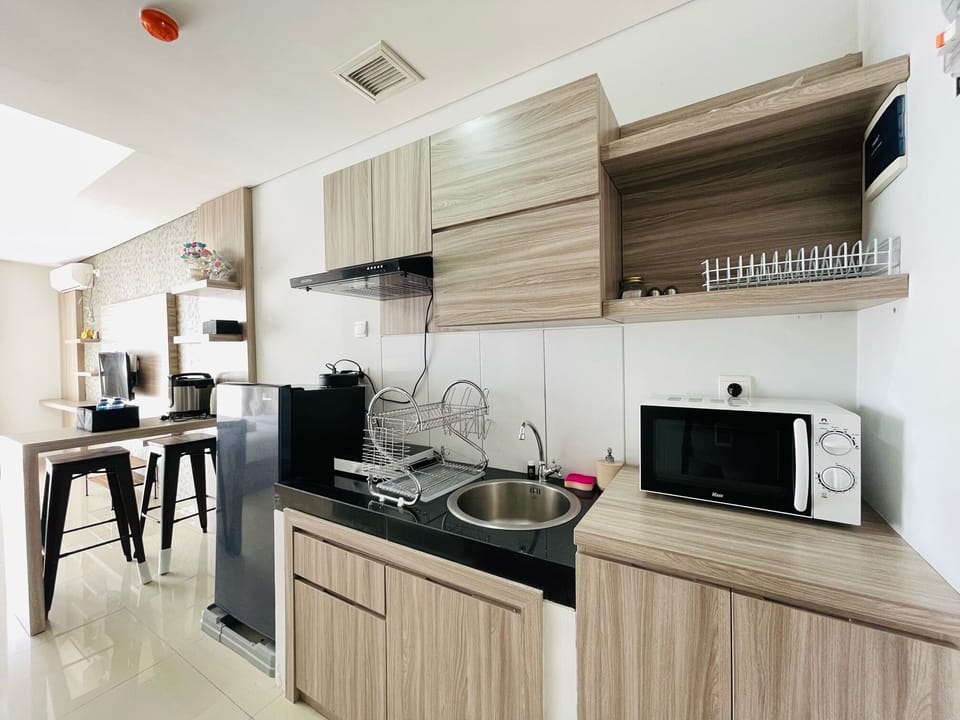 Fridge, microwave, stovetop, cookware/dishes/utensils