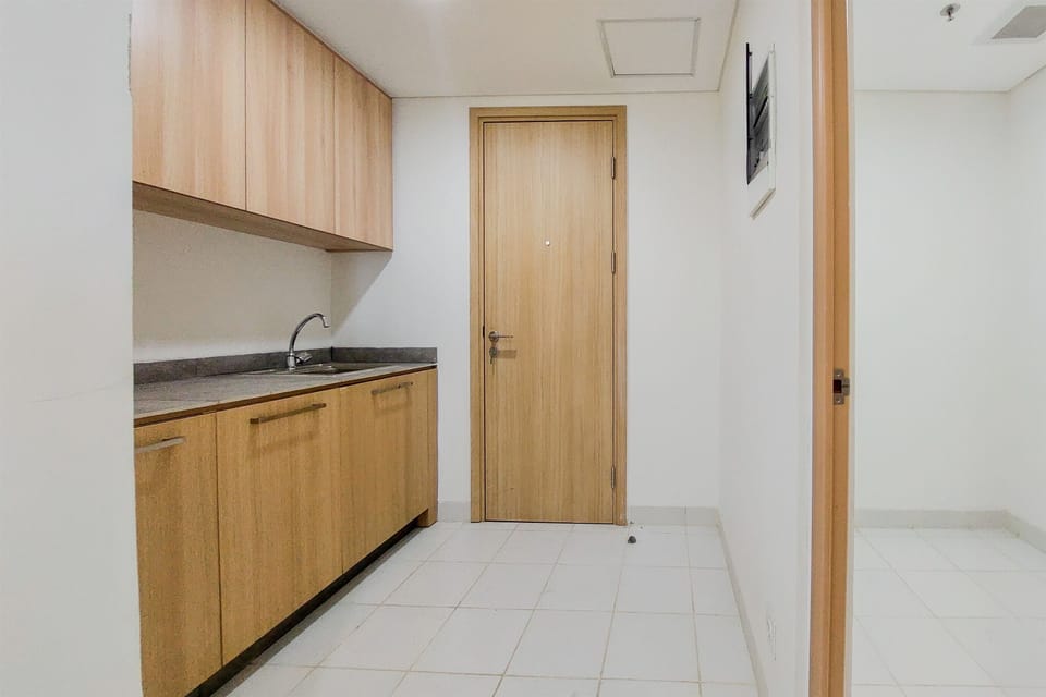 Fridge, stovetop, cookware/dishes/utensils