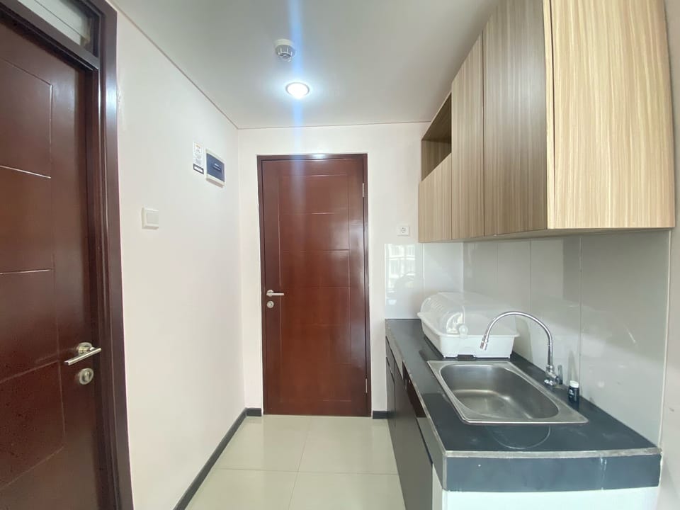 Fridge, microwave, stovetop, cookware/dishes/utensils