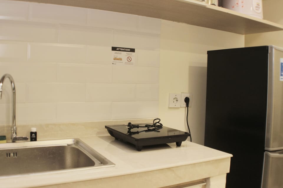 Fridge, stovetop, electric kettle, cookware/dishes/utensils