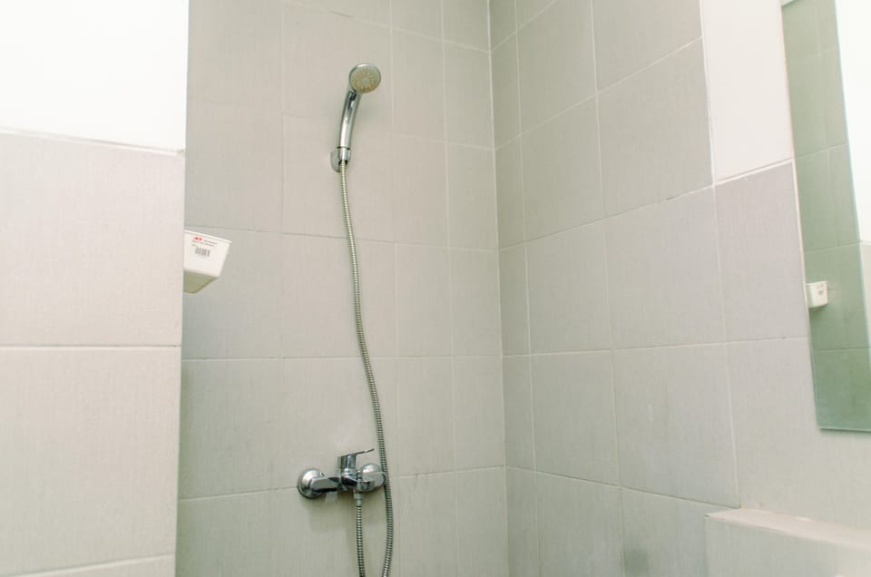 Shower, free toiletries, towels, soap