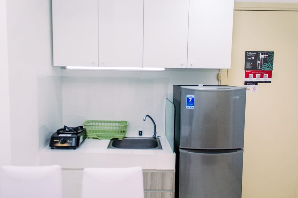 Room | Private kitchen | Fridge, stovetop, cookware/dishes/utensils
