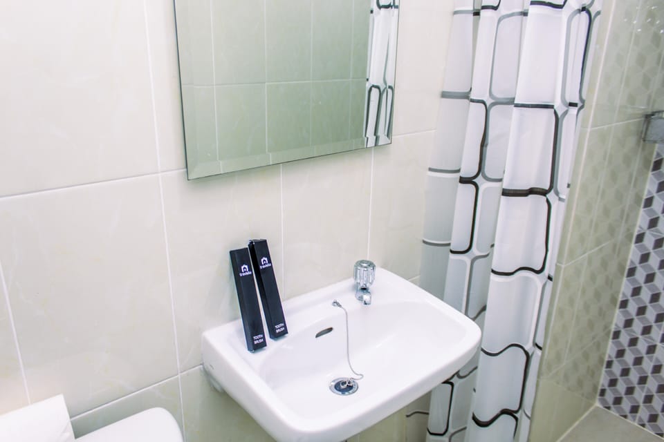 Room | Bathroom | Shower, free toiletries, towels