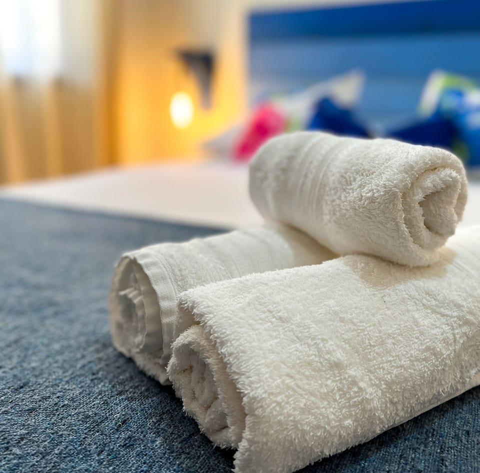 Comfort Room | Premium bedding, minibar, WiFi (free), bed sheets