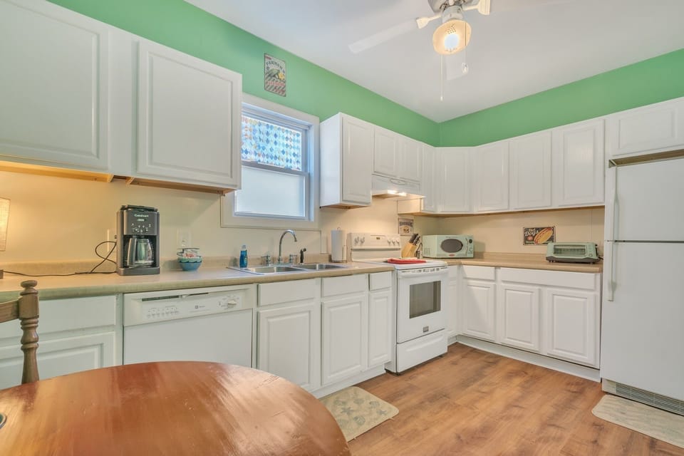 Cottage, 4 Bedrooms | Private kitchen | Fridge, oven, coffee/tea maker, toaster