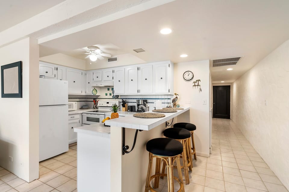 Condo, 1 King Bed with Sofa bed (Casa De Emdeko 105) | Private kitchen | Paper towels