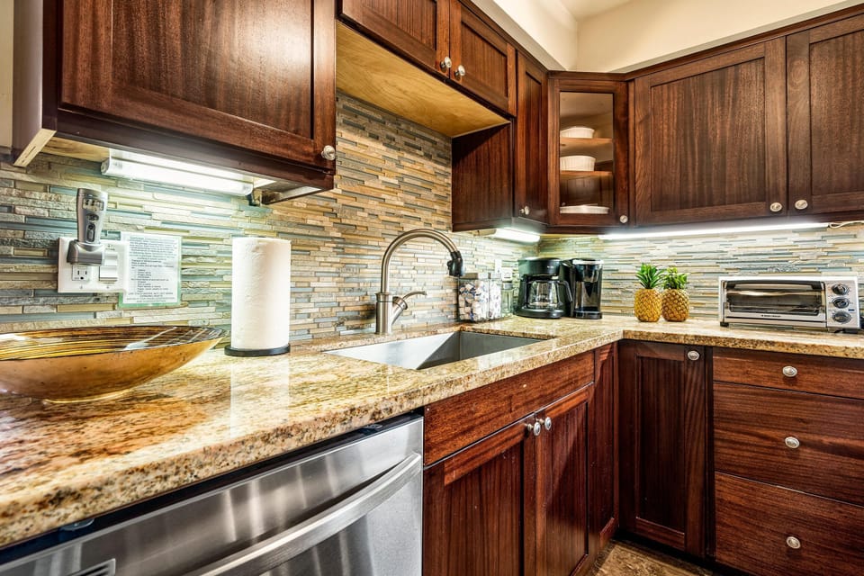 Condo, 1 King Bed with Sofa bed (Casa De Emdeko 210) | Private kitchen | Dishwasher, paper towels