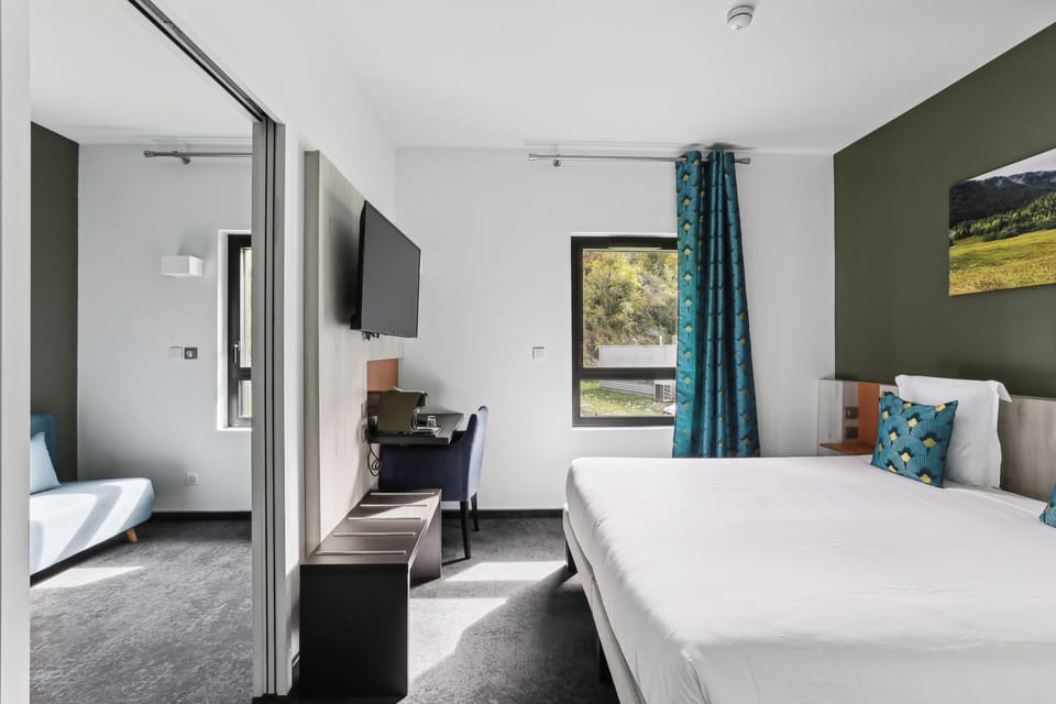 Family Room | Desk, soundproofing, free WiFi, bed sheets