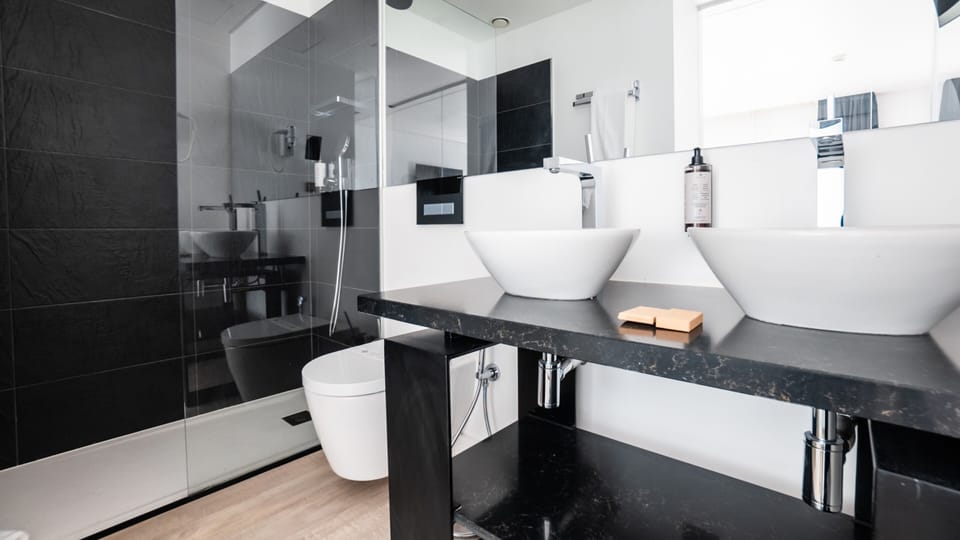 Superior Room | Minibar, in-room safe, soundproofing, iron/ironing board