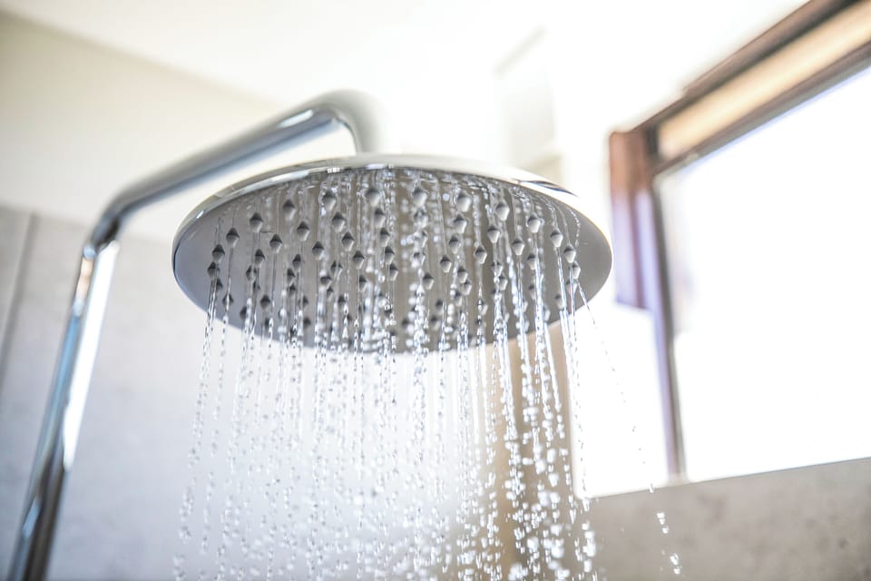Shower, rainfall showerhead, free toiletries, towels