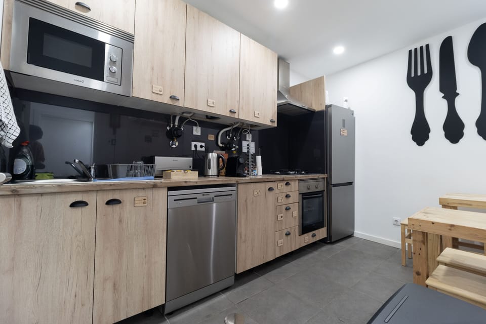 Full-size fridge, microwave, oven, dishwasher