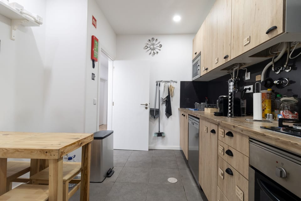 Full-size fridge, microwave, oven, dishwasher