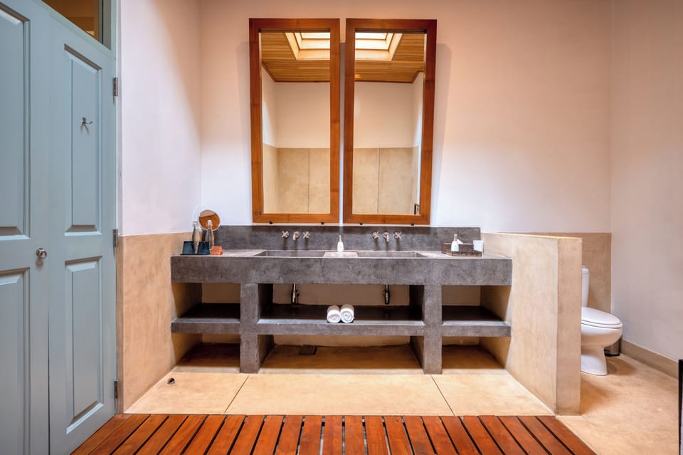 Family Suite | Bathroom | Free toiletries, hair dryer, slippers, towels