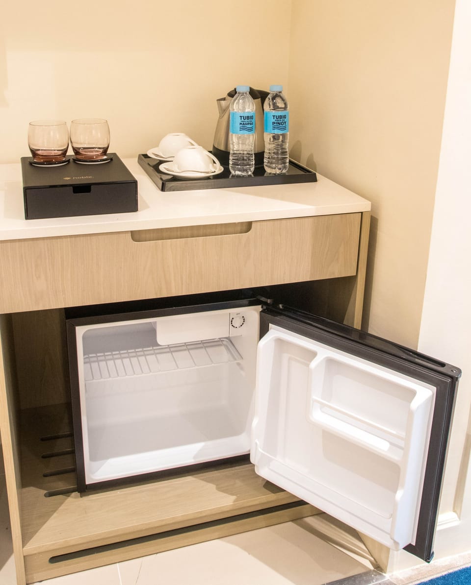 Deluxe Room, 1 Bedroom | Private kitchenette | Mini-fridge