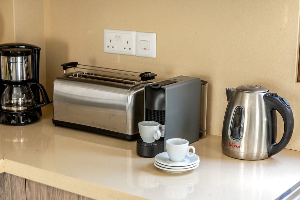 Coffee/tea maker, full-size fridge, microwave, oven