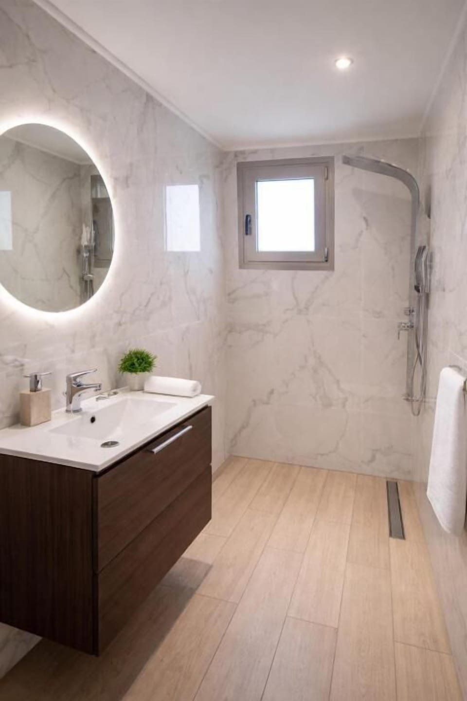Romantic Double or Twin Room, 1 Bedroom, Non Smoking, Mountain View | Bathroom | Bathtub, hair dryer, bathrobes, slippers