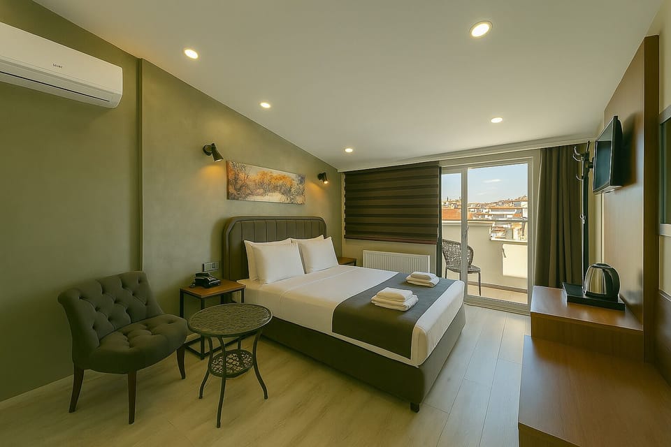 Balkonlu Tek Buyuk Yatakli Oda | Premium bedding, minibar, in-room safe, individually decorated