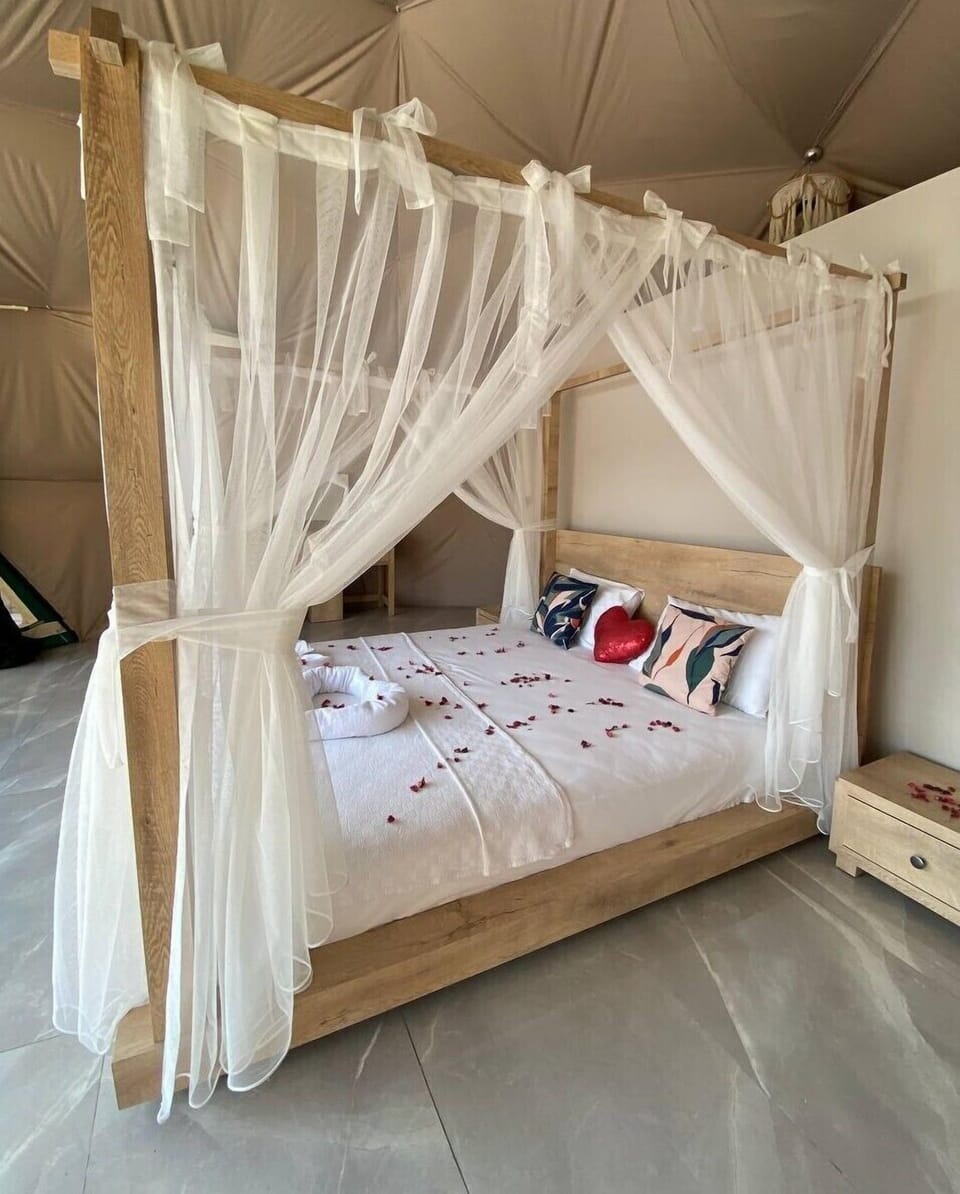 Deluxe Suite | 1 bedroom, premium bedding, minibar, in-room safe