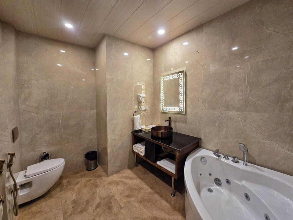 Elite Double Room | Bathroom | Jetted tub, towels