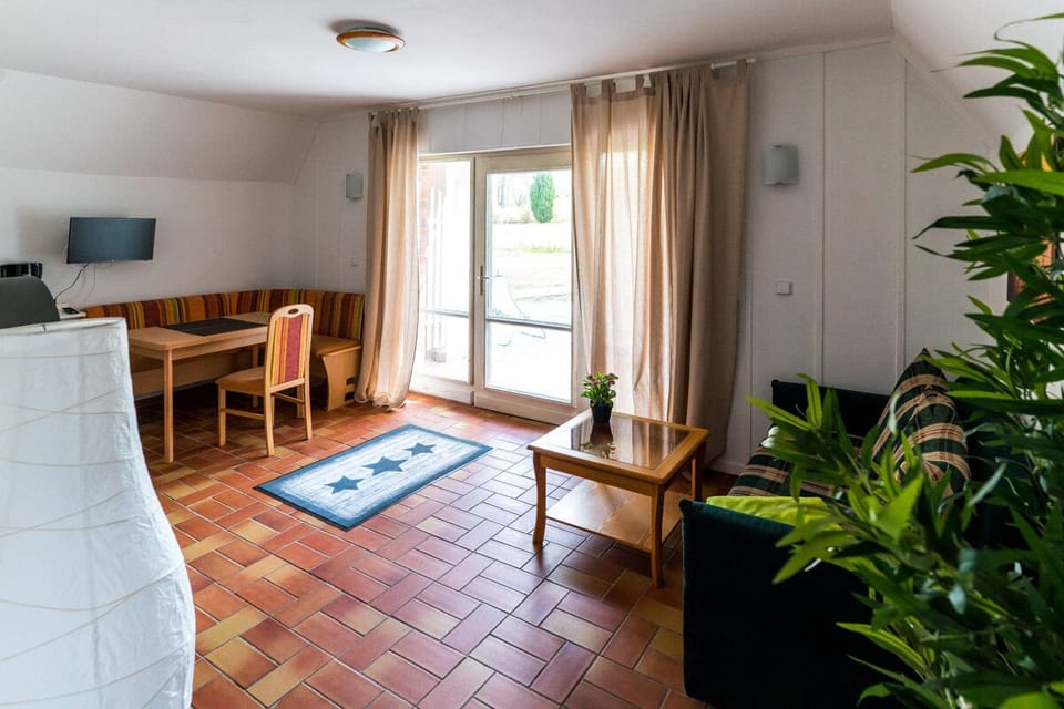 Cabin (inclusive cleaning fee 55,00 EUR) | Living area | 55-inch flat-screen TV with satellite channels, TV
