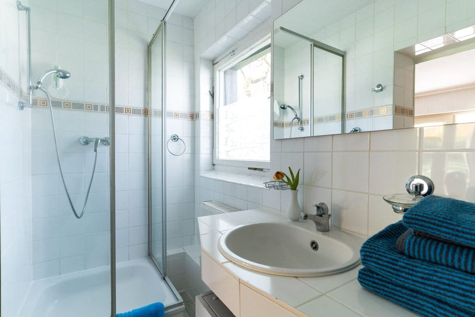 Cabin (inclusive cleaning fee 55,00 EUR) | Bathroom | Hair dryer, towels
