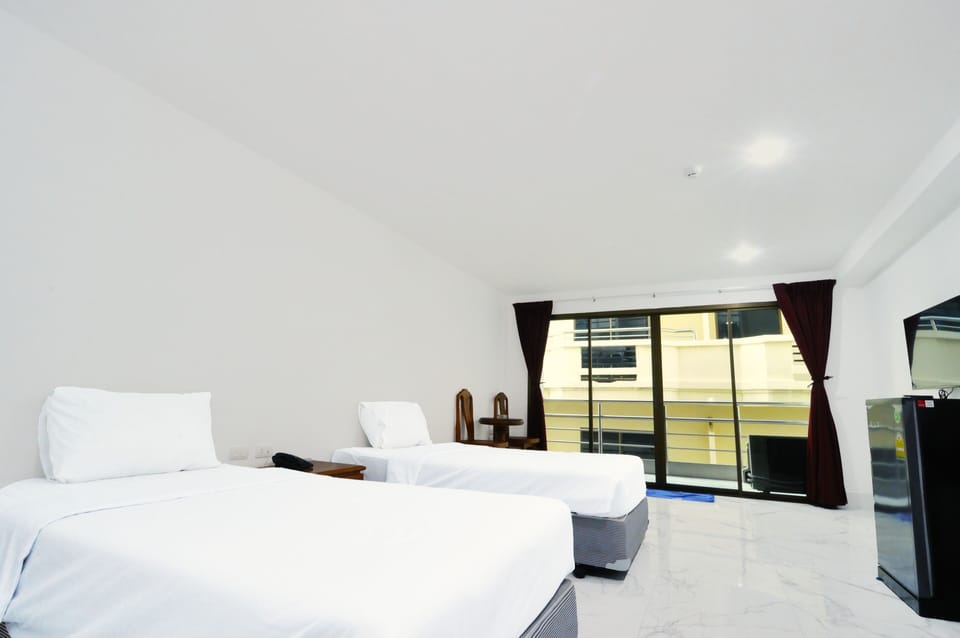 Deluxe Twin Room | Minibar, in-room safe, desk, laptop workspace