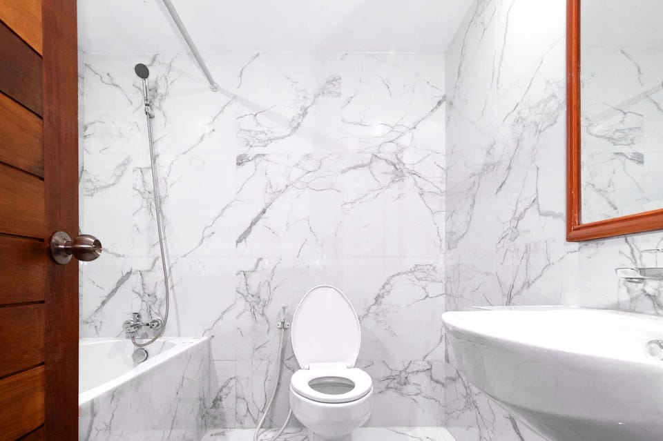 Combined shower/tub, towels