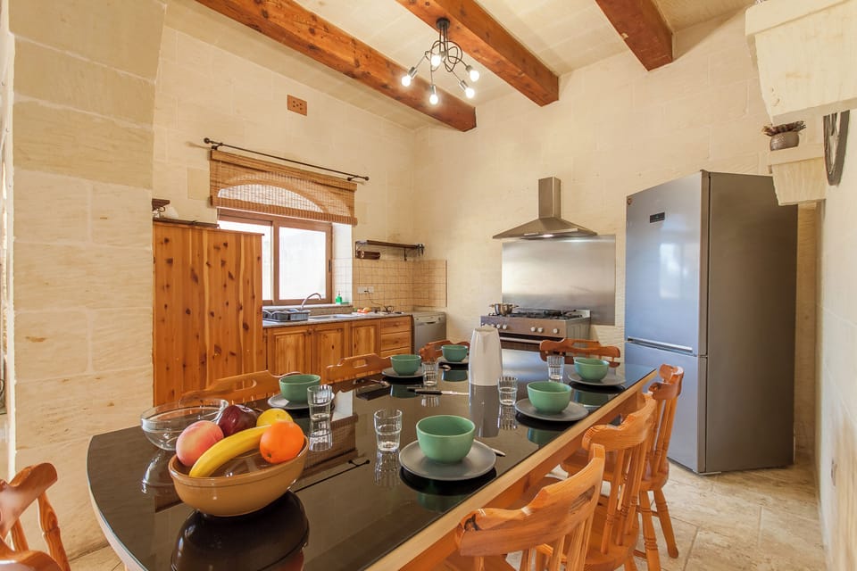Family House, 5 Bedrooms, Refrigerator & Microwave (Centre Island Gozitan Farmhouse &) | Dining