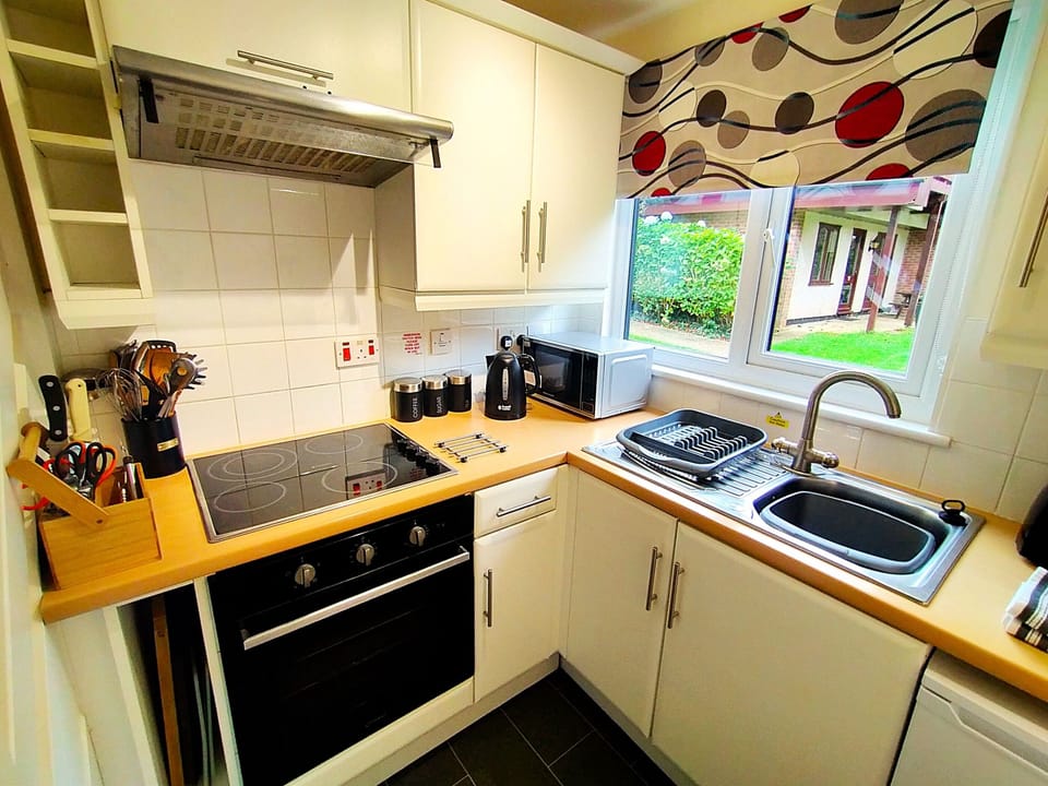 House | Private kitchen | Fridge, microwave, oven, stovetop