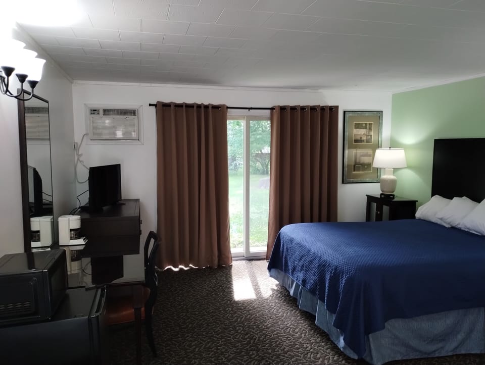 Deluxe Single Room | Bathroom | Combined shower/tub, towels, soap, shampoo