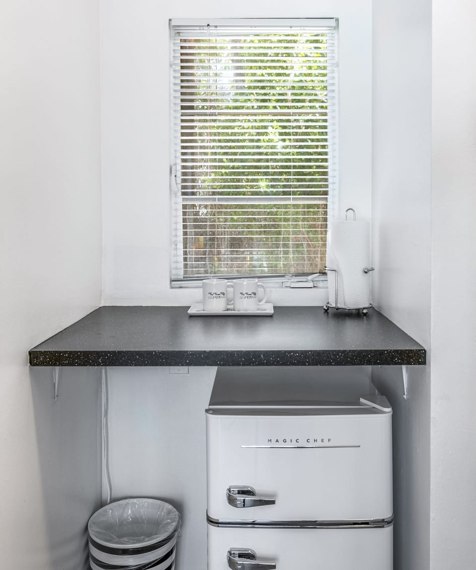 Fridge, coffee/tea maker