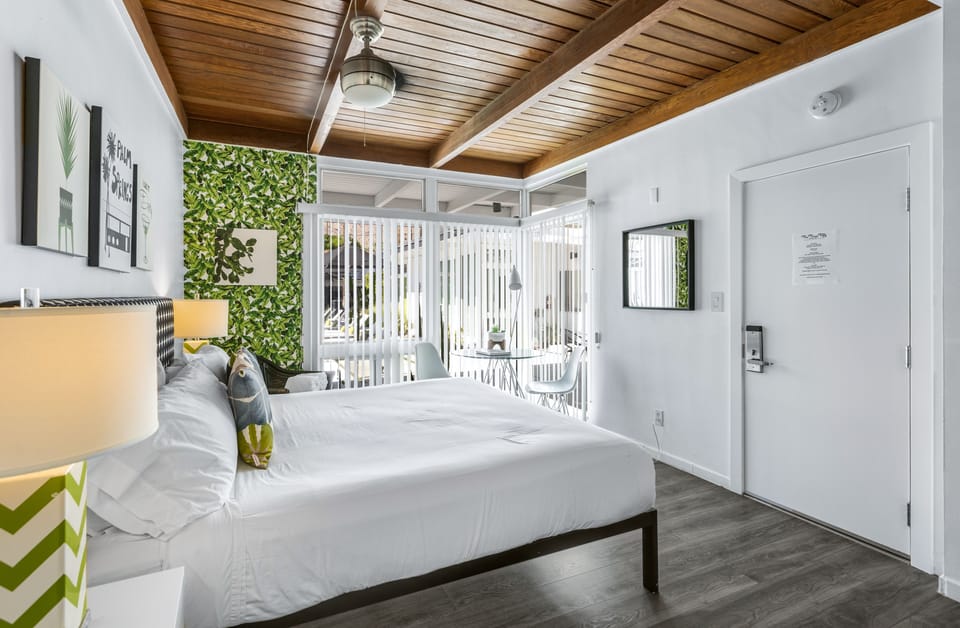 Standard Room, 1 King Bed | Premium bedding, in-room safe, iron/ironing board, free WiFi