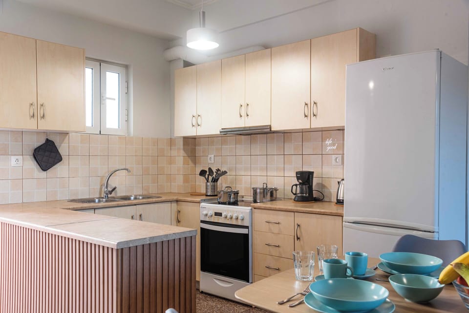 Exclusive House | Private kitchen | Mini-fridge, electric kettle, toaster, highchair