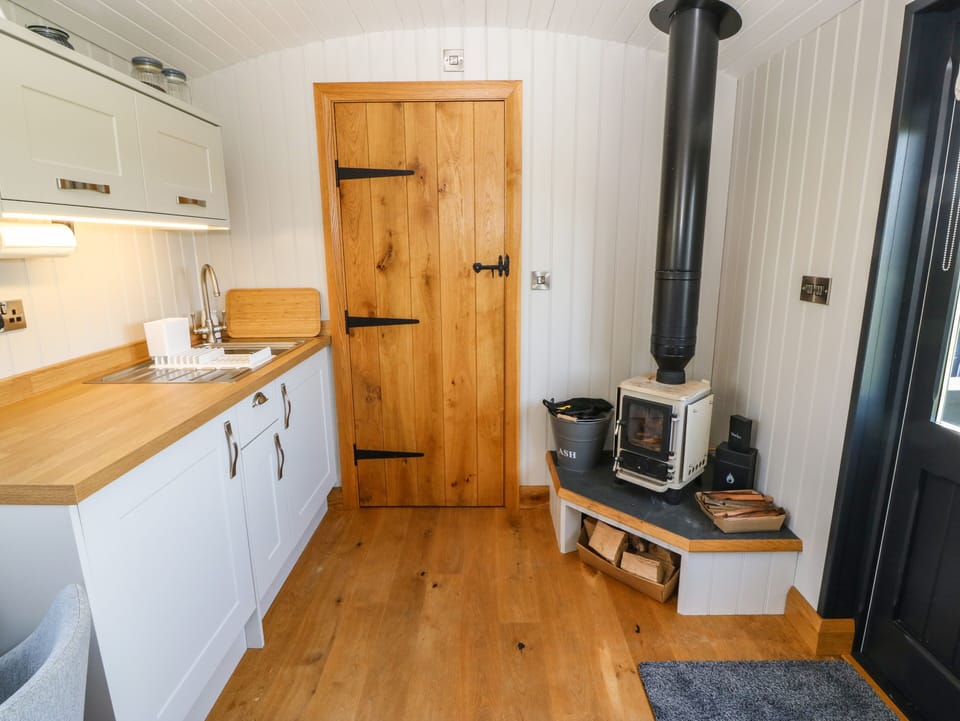 Cottage | Private kitchen | Fridge, electric kettle, cookware/dishes/utensils