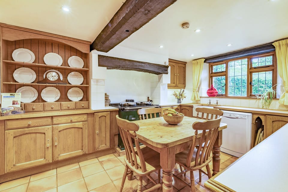 Cottage | Private kitchen | Fridge, dishwasher, electric kettle, toaster