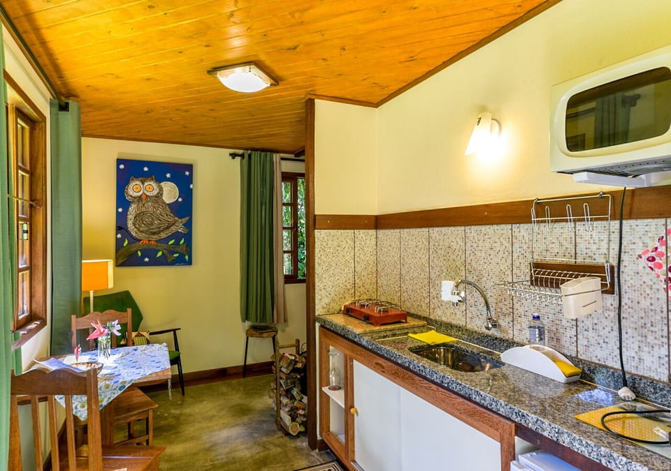Comfort Cabin, Garden View | Private kitchen | Highchair