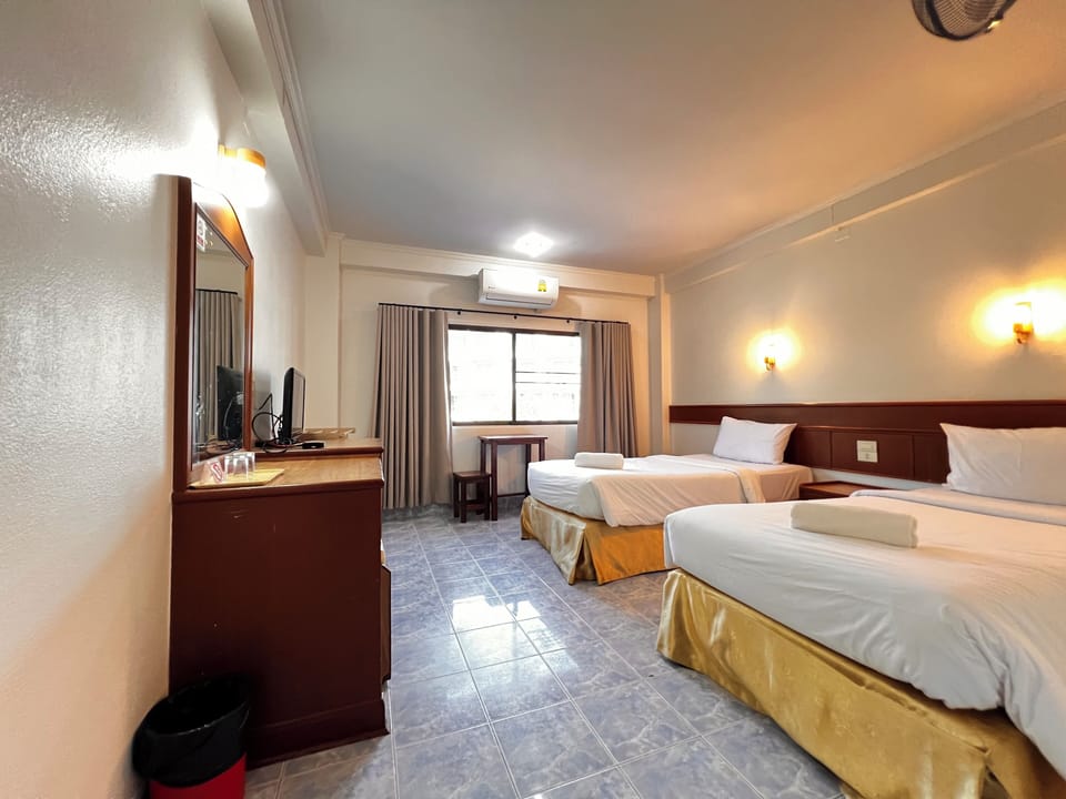 Twin Room with Air Conditioning Building B | Desk, bed sheets