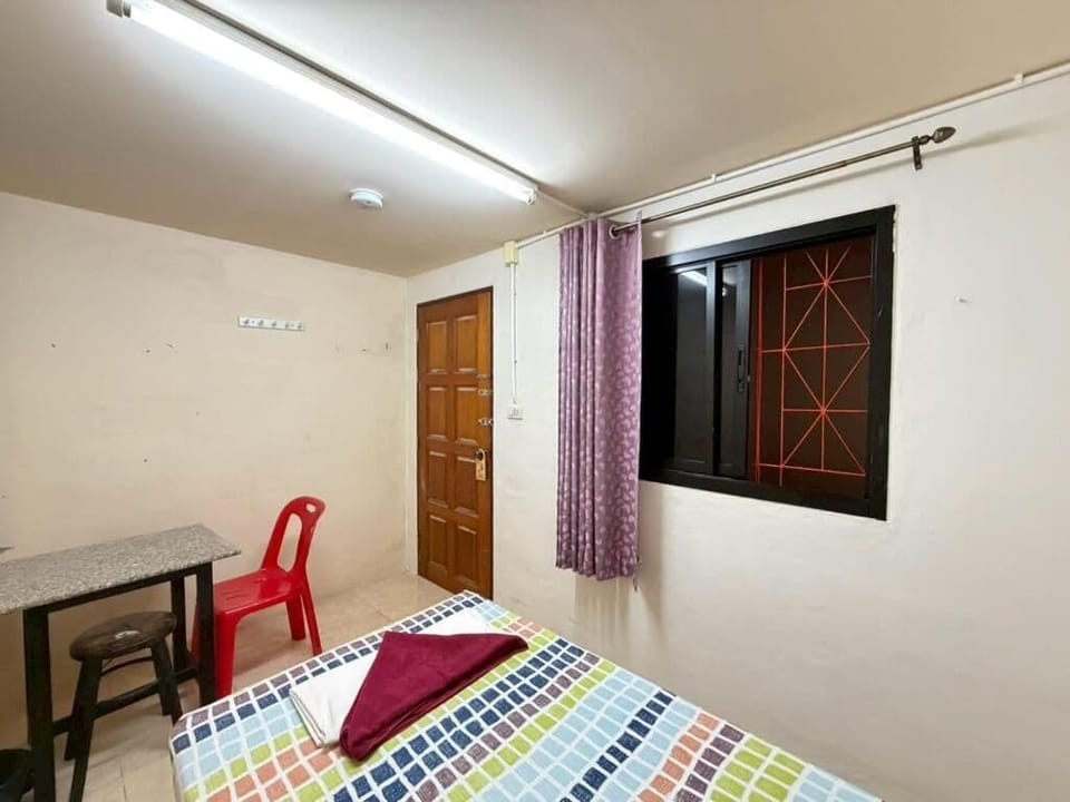 Private Single Room with Fan Only and shared bathroom building C | Living area