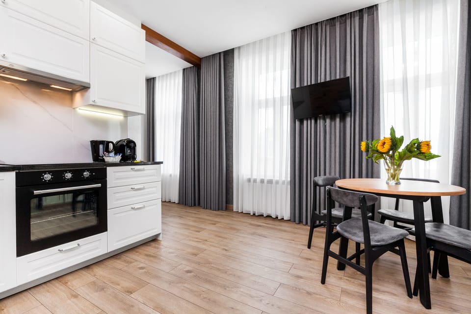 Comfort Apartment | Living area | 42-inch flat-screen TV with cable channels, TV