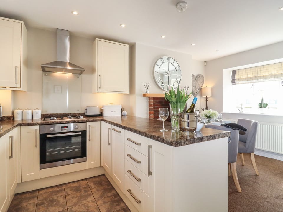 Cottage | Private kitchen | Fridge, dishwasher, electric kettle, toaster