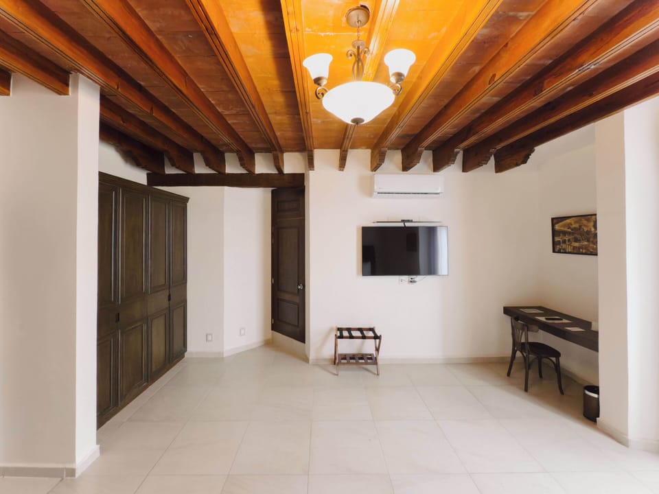 Down comforters, in-room safe, desk, blackout drapes