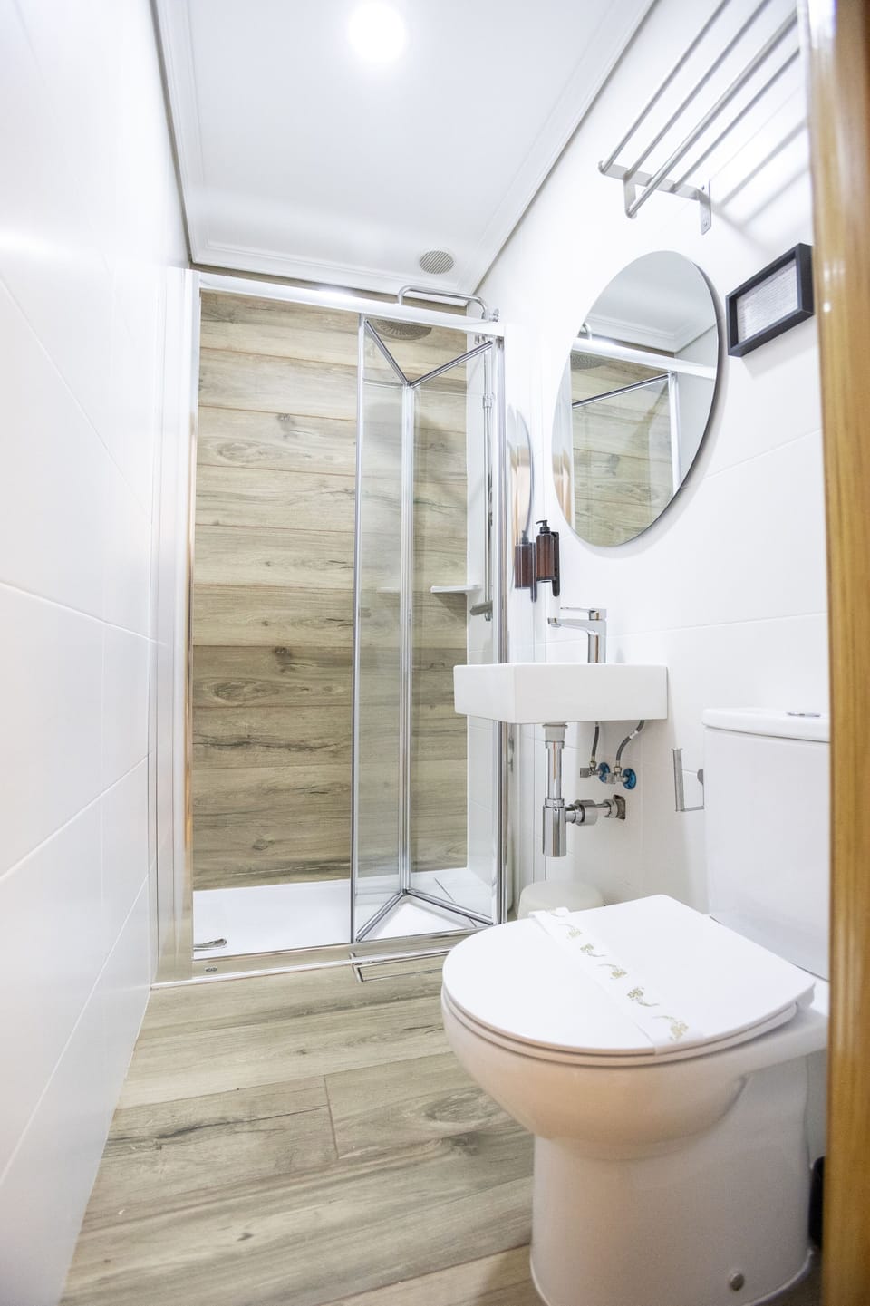 Shower, rainfall showerhead, free toiletries, hair dryer