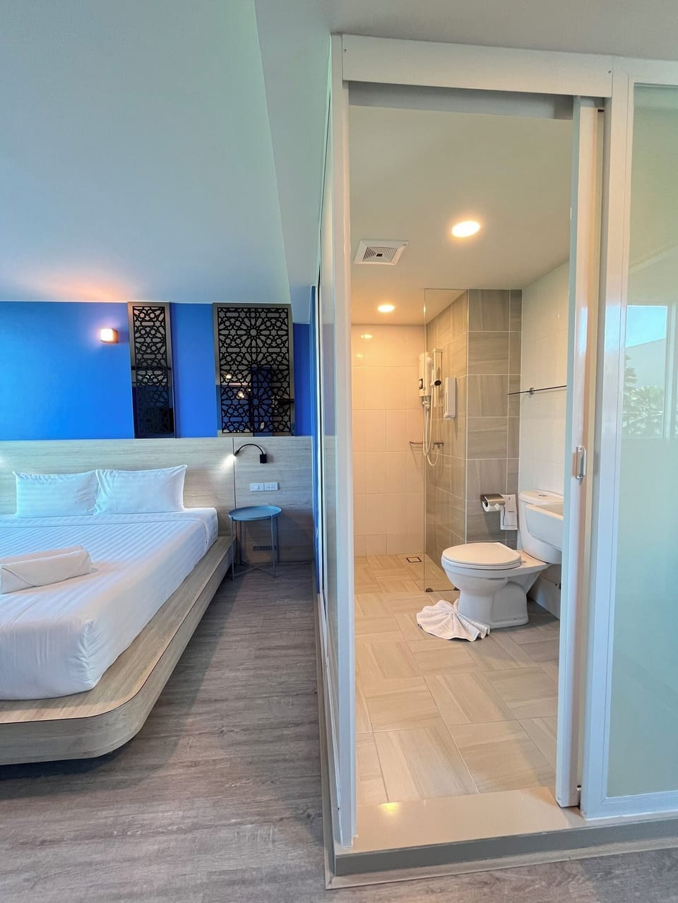 Standard Single Room, 1 King Bed, Non Smoking | Desk, WiFi (free), bed sheets