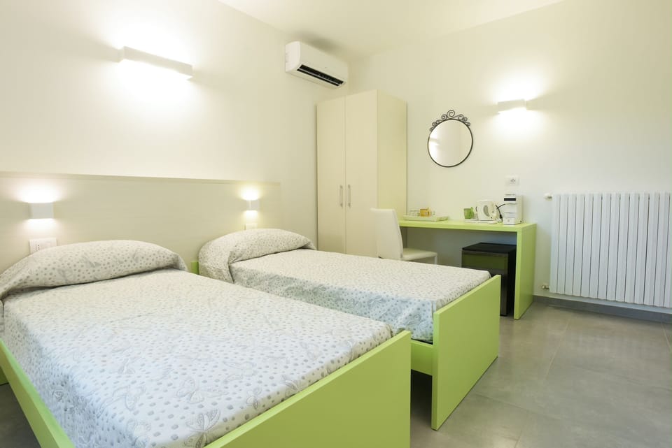 Deluxe Double or Twin Room | Desk, free WiFi, bed sheets