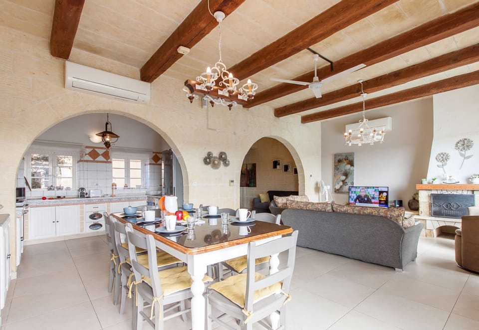 Family House, 4 Bedrooms, Balcony (Twilight Gozitan Farmhouse With Pool) | Interior