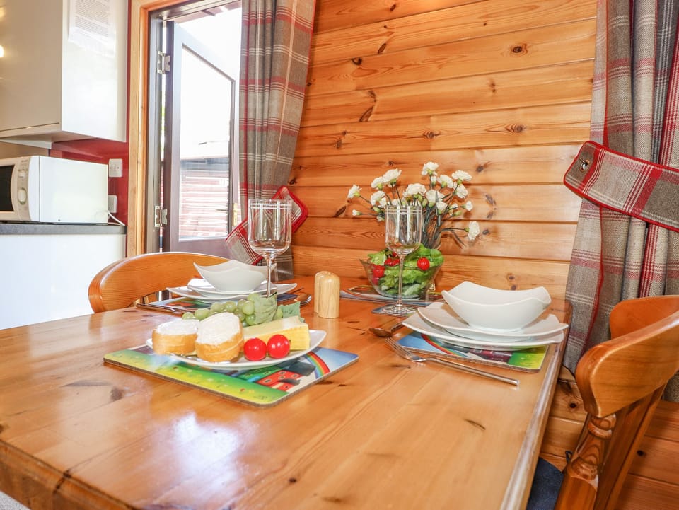 Cottage | Private kitchen | Fridge, microwave, dishwasher, electric kettle