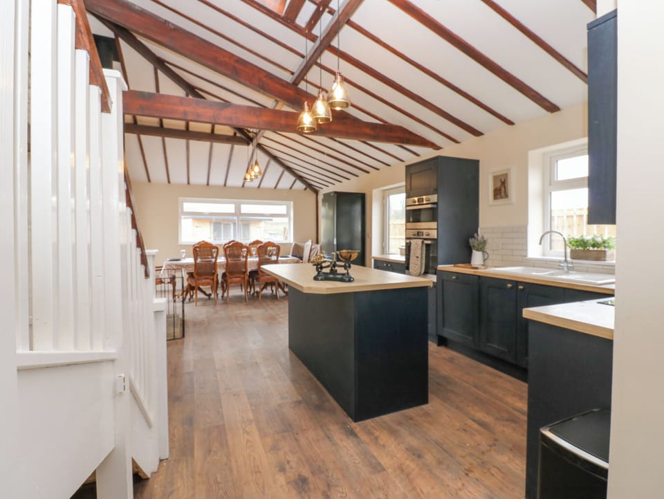 Cottage | Private kitchen | Fridge, dishwasher, cookware/dishes/utensils